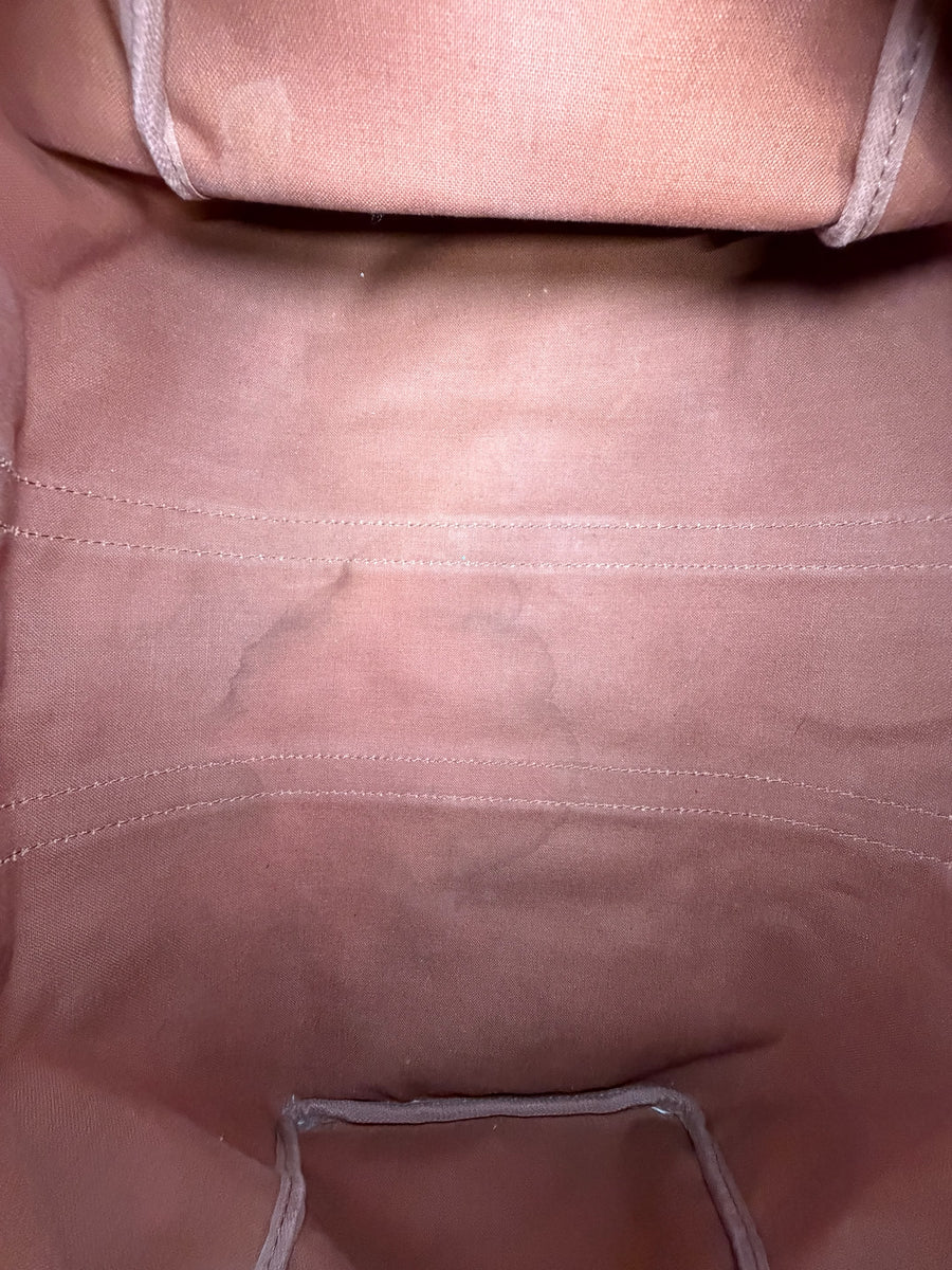 Intérieur spacieux en toile marron du sac de voyage Secondstore Louis Vuitton Keepall avec légères traces d'usure