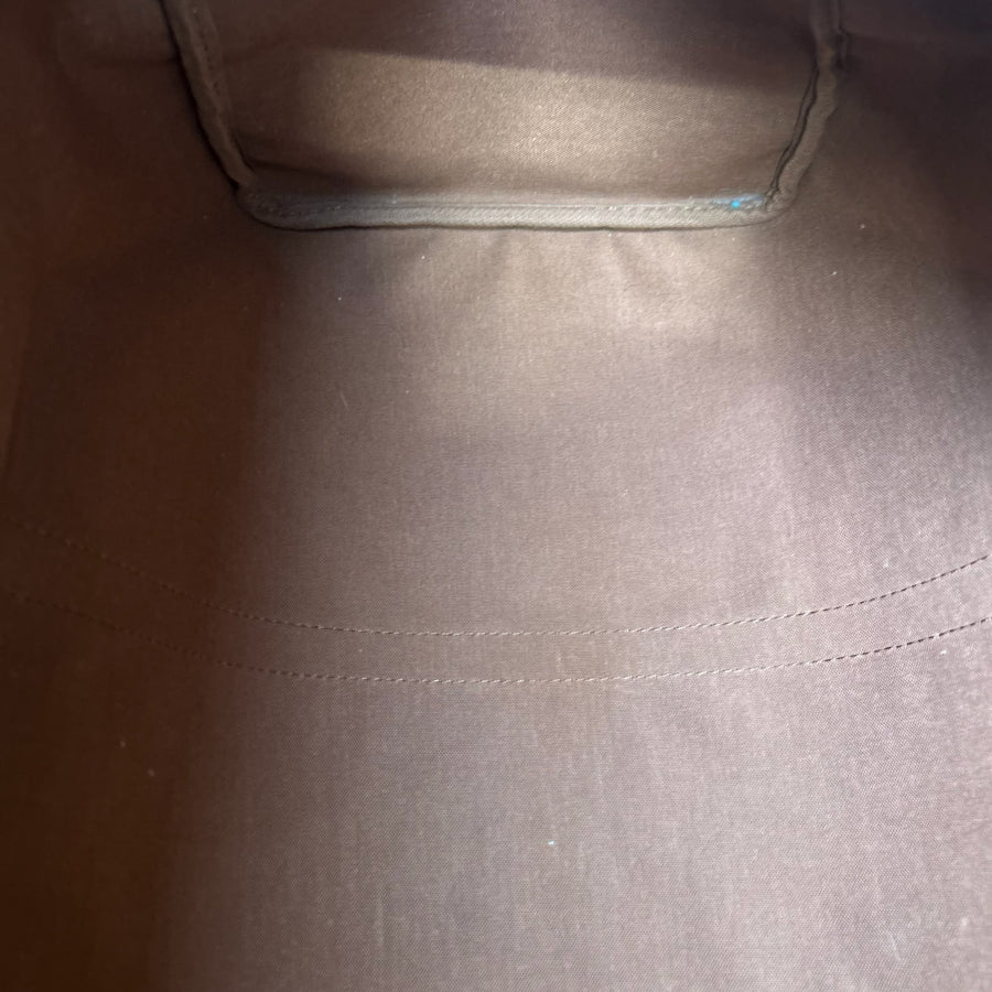 Intérieur spacieux et doublé en tissu marron du sac de voyage Secondstore Louis Vuitton Keepall