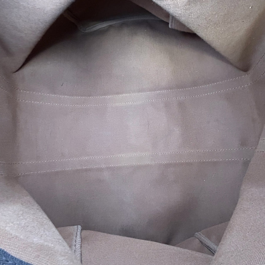 Intérieur spacieux en tissu marron du sac de voyage Secondstore Louis Vuitton Keepall avec coutures apparentes