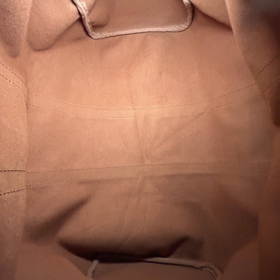 Intérieur spacieux en toile textile marron du sac de voyage Secondstore Louis Vuitton Keepall