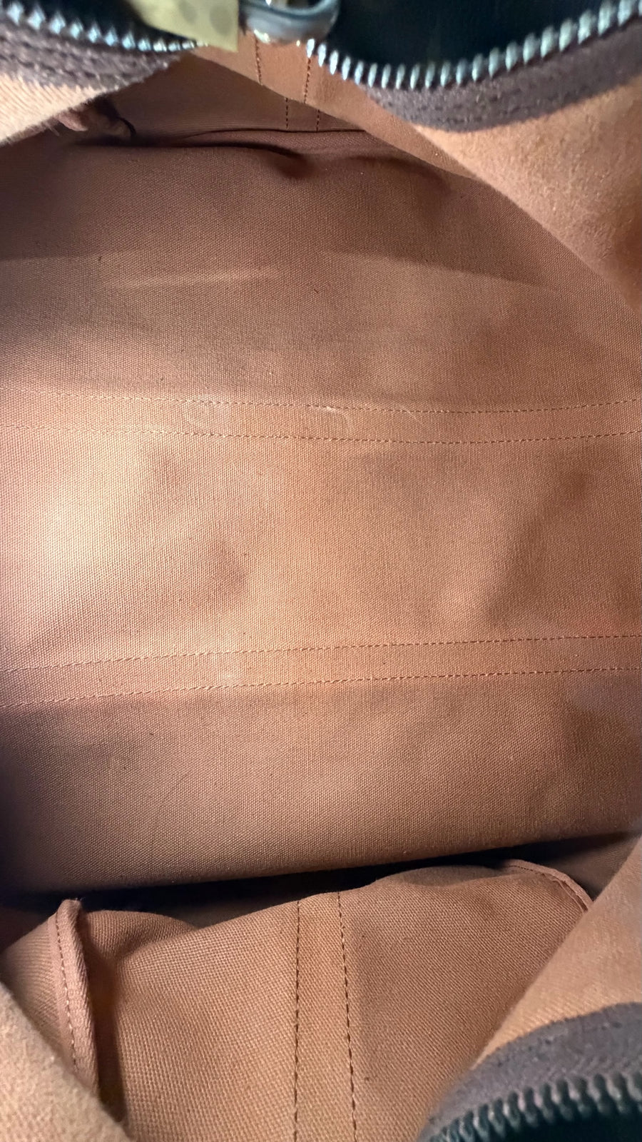 Intérieur spacieux et doublure en toile marron du sac de voyage Secondstore Louis Vuitton Keepall Bandoulière