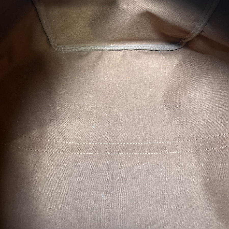 Interieur spacieux et double en toile marron du sac de voyage Secondstore Louis Vuitton Keepall