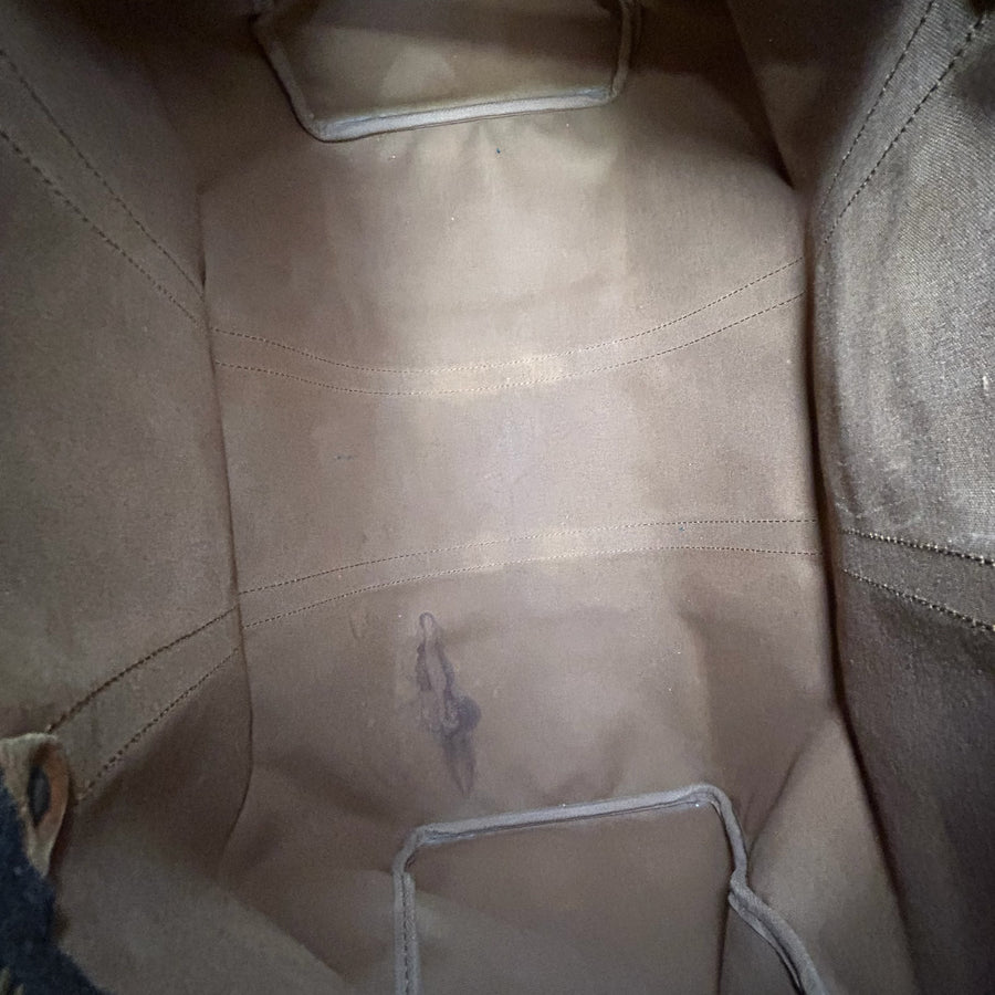 Intérieur spacieux en toile marron du sac de voyage Secondstore Louis Vuitton Keepall avec une légère marque