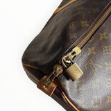 Détail du sac de voyage Secondstore Louis Vuitton Keepall en toile Monogram marron avec cadenas et fermeture zippée