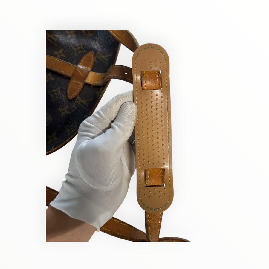 Détail de la bandoulière en cuir avec épaulette confortable d'un sac Secondstore Louis Vuitton en toile Monogram