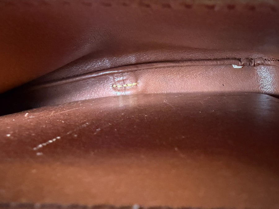 Intérieur en cuir marron d'un sac bandoulière Secondstore Louis Vuitton avec coutures apparentes