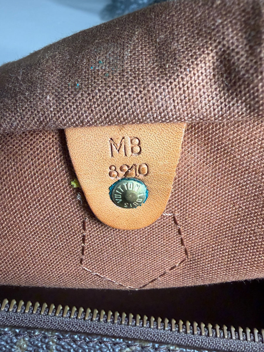 Détail du code de date gravé sur l'étiquette en cuir intérieur d'un sac Louis Vuitton Speedy chez Secondstore
