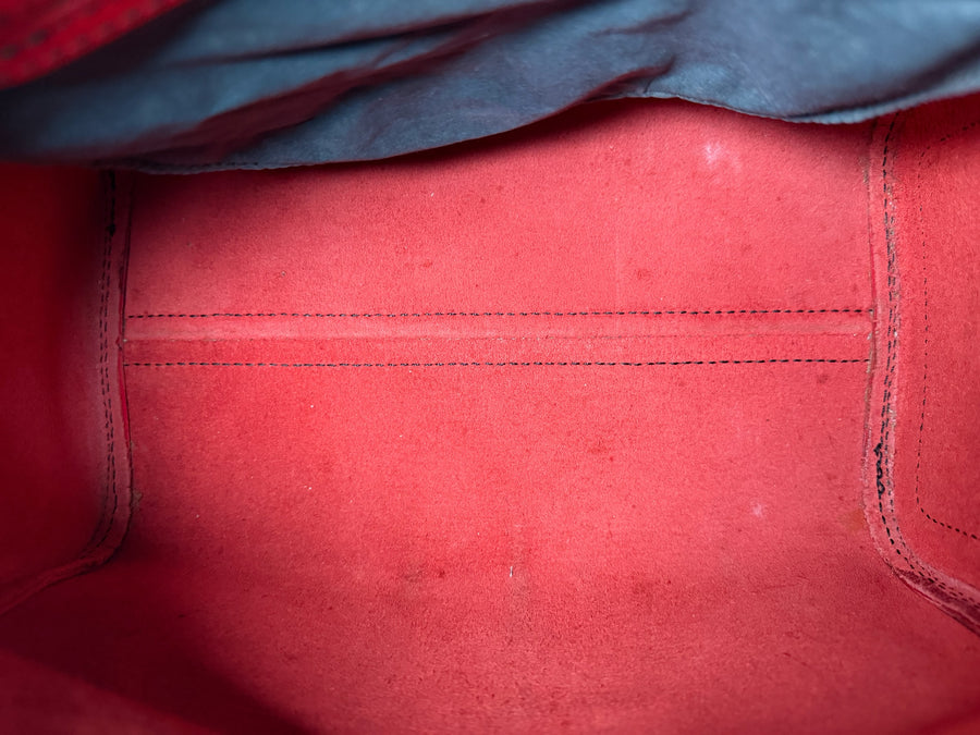 Intérieur spacieux et doublé en cuir rouge du sac Secondstore Louis Vuitton Speedy, montrant les coutures précises.