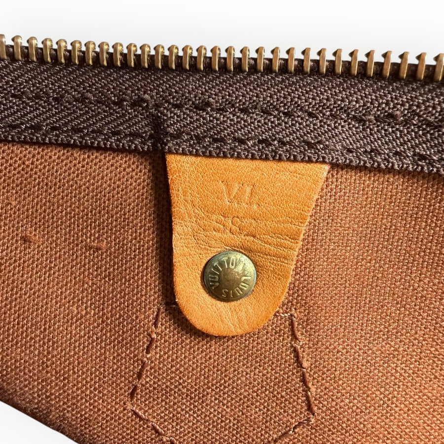 Détail intérieur du sac Secondstore Louis Vuitton Speedy avec doublure textile marron et rivet en laiton gravé
