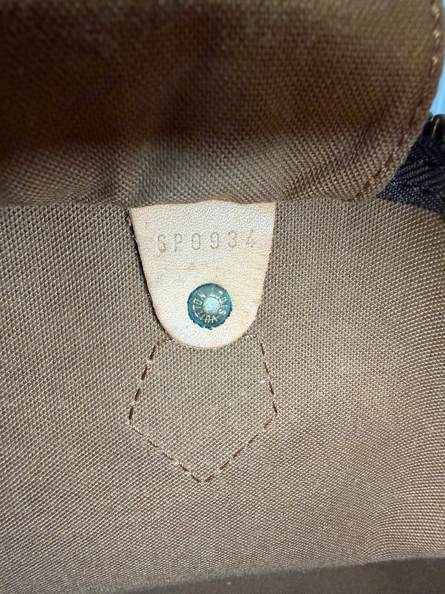 Détail intérieur du sac Secondstore Louis Vuitton Speedy montrant l'étiquette en cuir avec le numéro de série SP0934