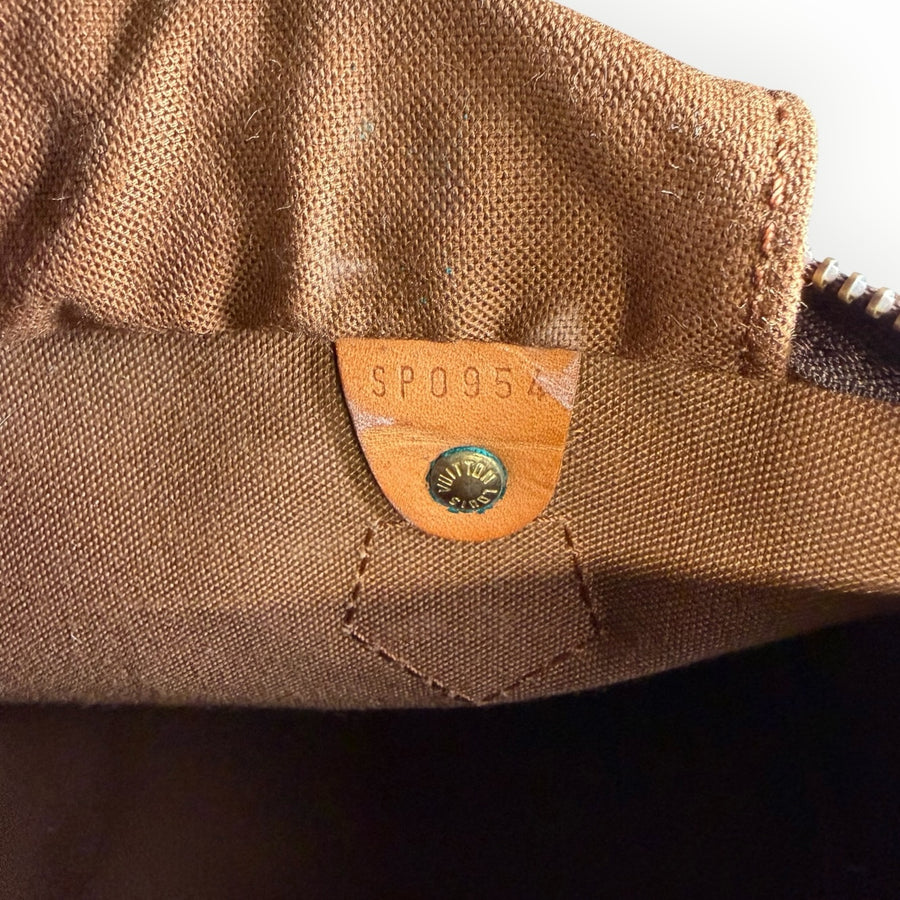 Détail intérieur du sac Secondstore Louis Vuitton Speedy avec étiquette en cuir et numéro de série gravé