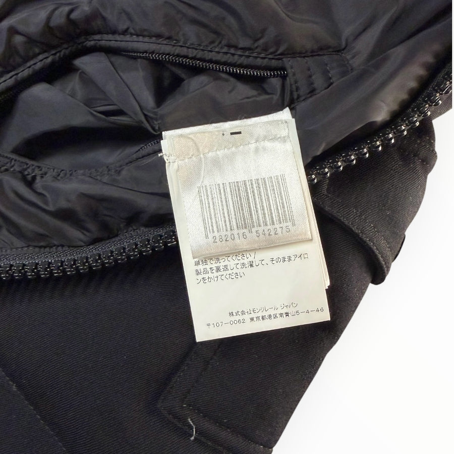 Étiquette intérieure d'entretien et code-barres d'une doudoune noire Secondstore Moncler