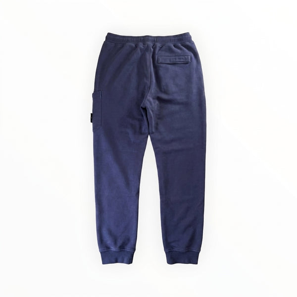 Vue arrière du pantalon de jogging bleu en coton Secondstore Stone Island avec poche arrière et finitions côtelées