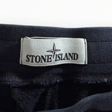 Étiquette de marque Stone Island cousue sur un pantalon de jogging noir en coton de Secondstore