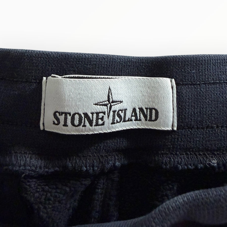 Étiquette de marque Stone Island cousue sur un pantalon de jogging noir en coton de Secondstore