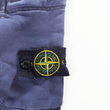 Ecusson emblématique Stone Island sur un pantalon de jogging bleu en coton de la boutique Secondstore