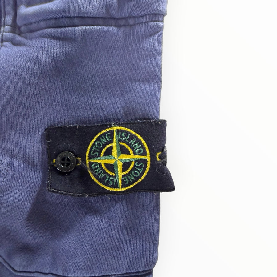 Ecusson emblématique Stone Island sur un pantalon de jogging bleu en coton de la boutique Secondstore