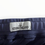 Étiquette de marque Stone Island cousue sur la ceinture élastique d'un pantalon de jogging bleu Secondstore