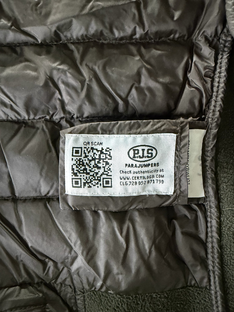 Étiquette d'authenticité avec QR code sur une veste hybride Secondstore Parajumpers vert olive matelassée