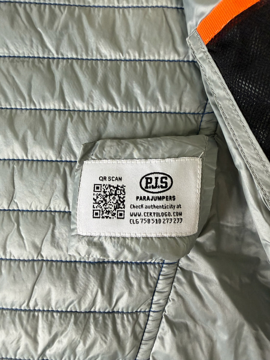 Étiquette d'authenticité avec QR code sur l'intérieur d'un gilet matelassé Secondstore Parajumpers