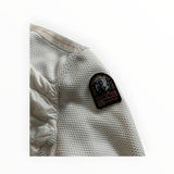 Détail de la manche blanche texturée d'une veste Secondstore Parajumpers avec écusson PJS emblématique