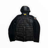Veste hybride noire Secondstore Parajumpers avec capuche, panneaux matelassés et détails techniques sur les manches.