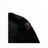 Détail de la manche noire en maille technique avec écusson PJS signature sur la veste Secondstore Parajumpers