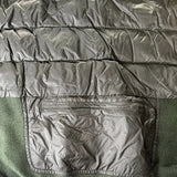 Détail de la veste hybride Secondstore Parajumpers vert olive avec empiècement matelassé et poche zippée technique