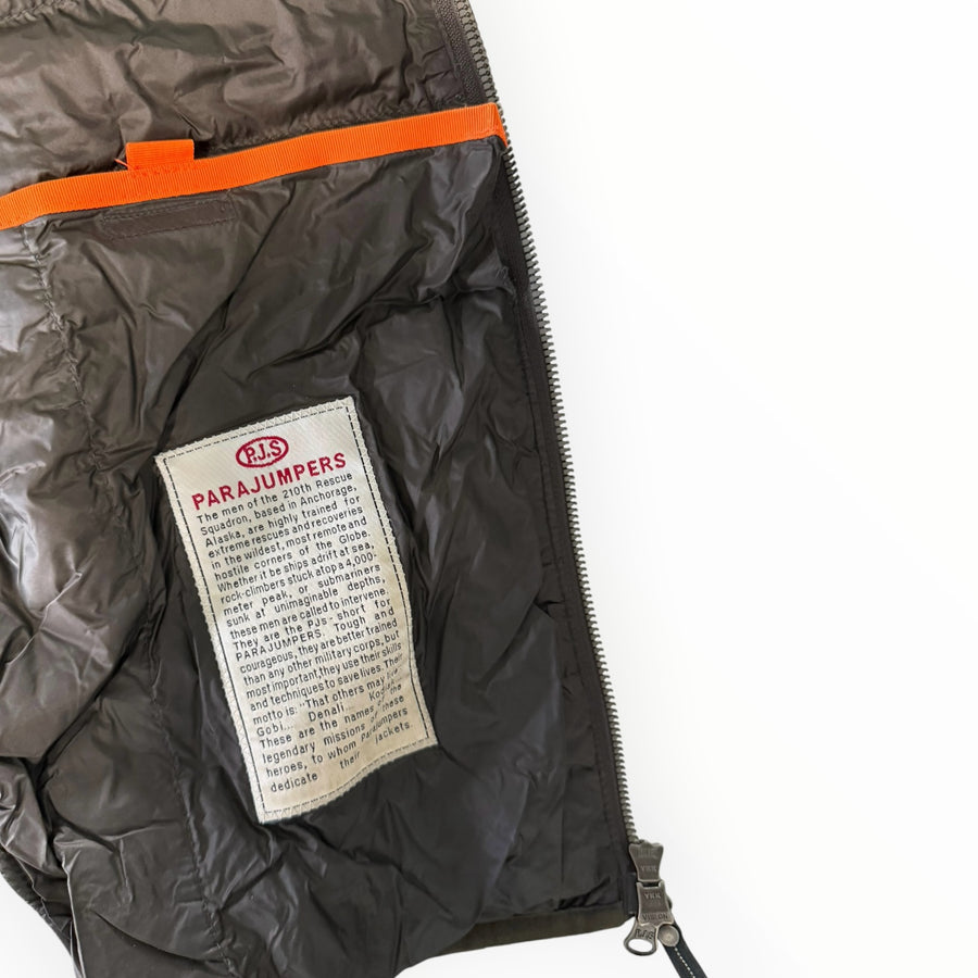 Étiquette intérieure emblématique Secondstore Parajumpers sur doublure matelassée vert olive avec détails orange