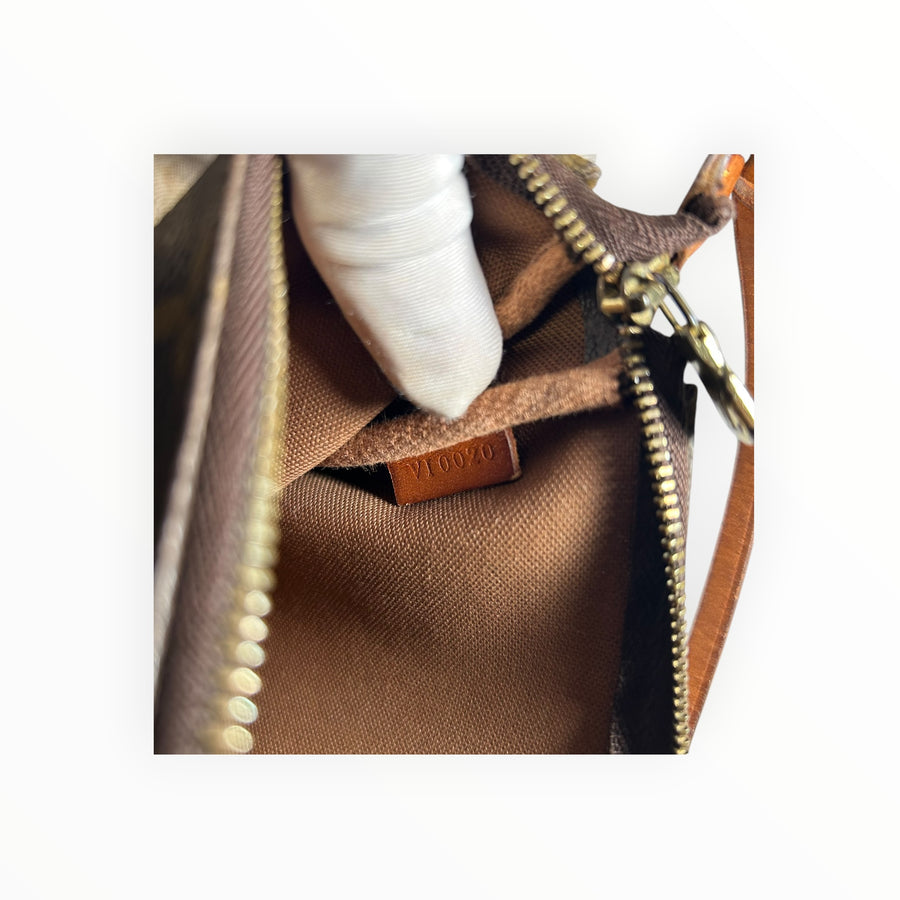 Gros plan sur le code de date authentique à l'intérieur d'une pochette Louis Vuitton Secondstore en toile Monogram