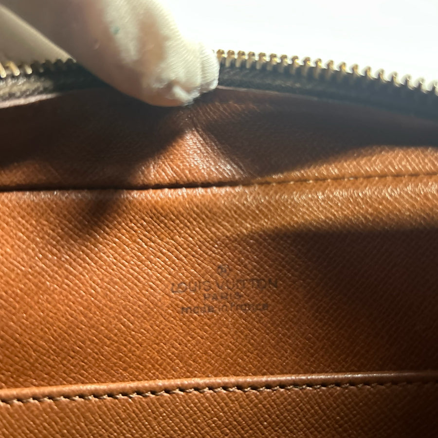 Intérieur en cuir grainé marron avec logo Louis Vuitton embossé de la pochette Secondstore en toile Monogram