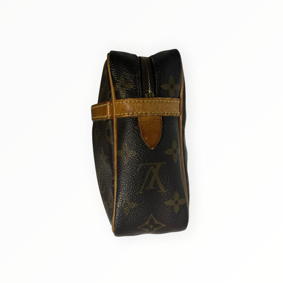 Pochette Louis Vuitton Secondstore en toile Monogram marron avec finitions en cuir naturel et fermeture zippée