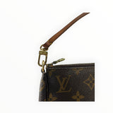 Détail de la pochette Secondstore Louis Vuitton en toile Monogram avec dragonne en cuir et fermoir doré