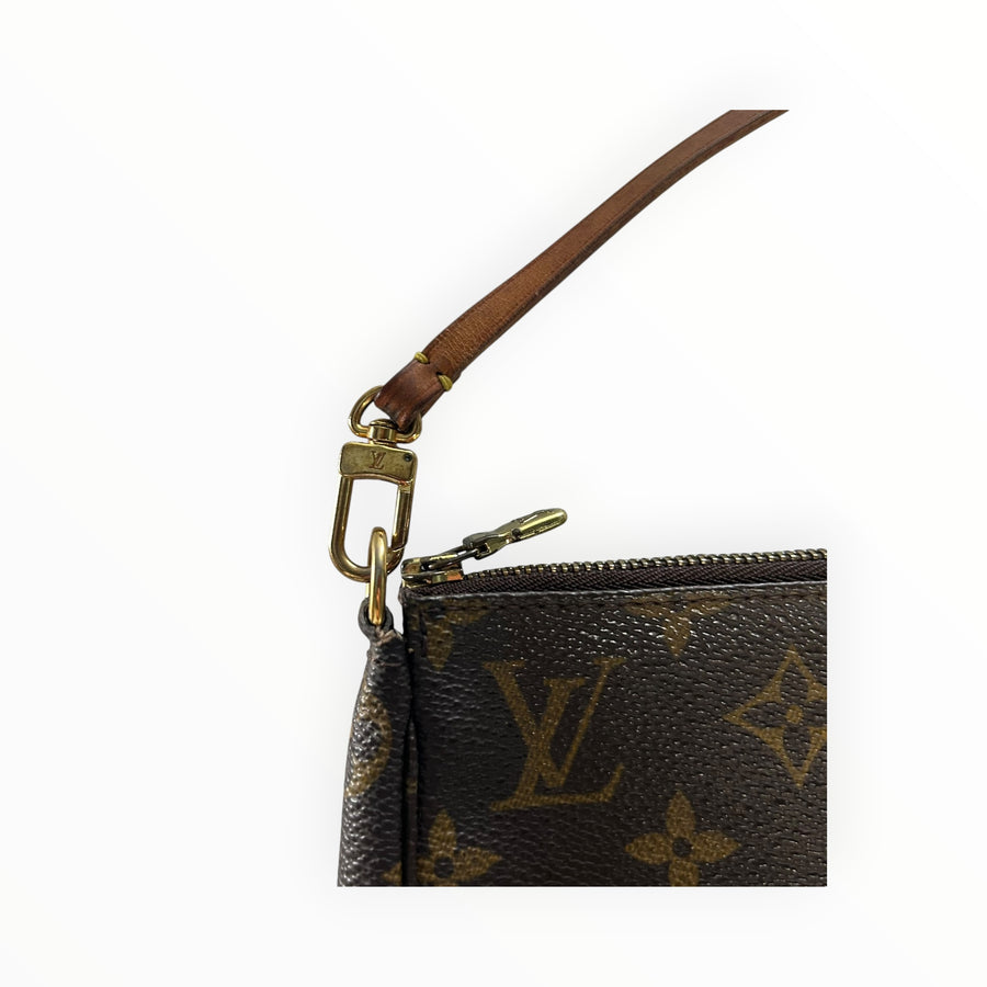 Détail de la pochette Secondstore Louis Vuitton en toile Monogram avec dragonne en cuir et fermoir doré
