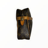 Pochette Secondstore Louis Vuitton en toile Monogram marron avec finitions en cuir naturel et fermeture zippée dorée