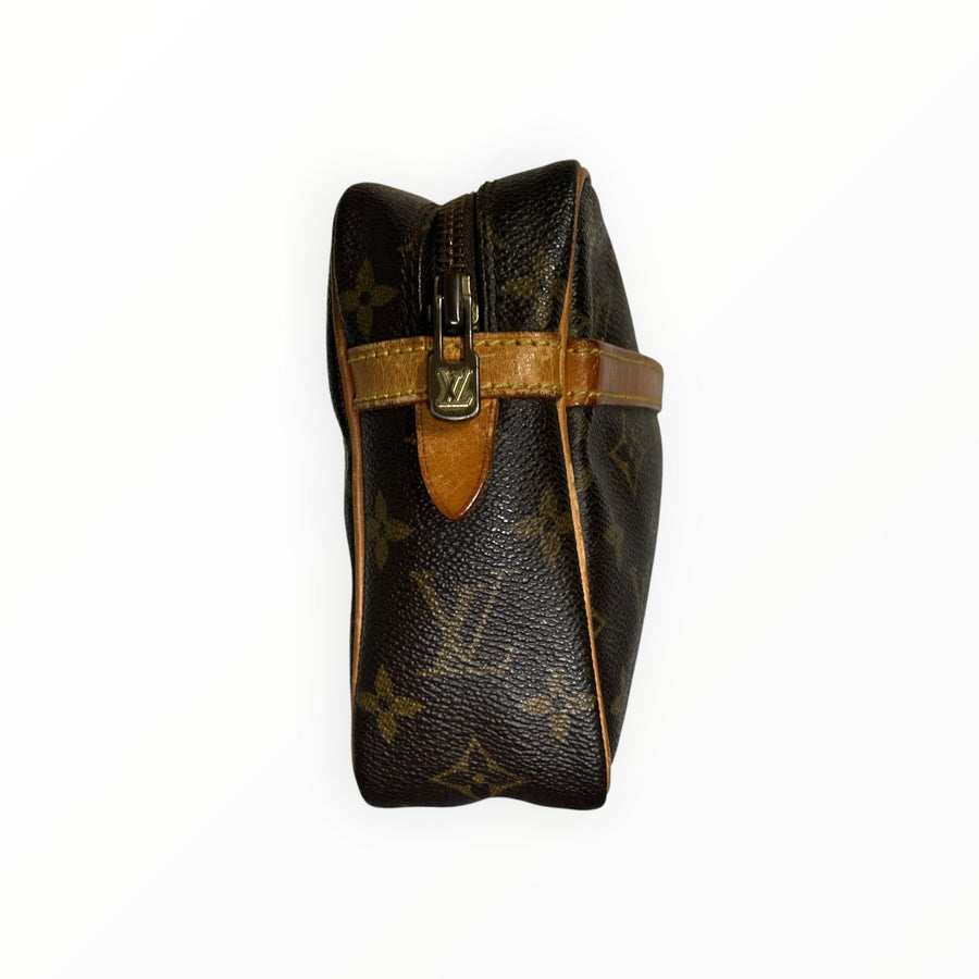 Pochette Secondstore Louis Vuitton en toile Monogram marron avec finitions en cuir naturel et fermeture zippée dorée