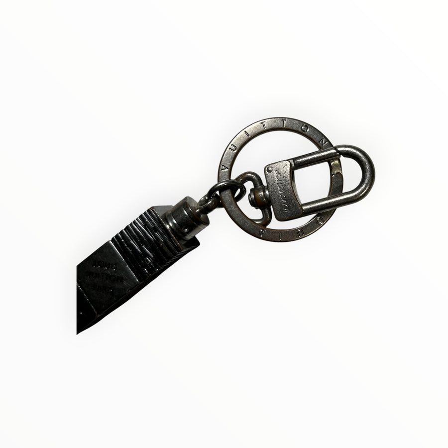 Porte-clés Secondstore Louis Vuitton en métal argenté sombre avec anneau gravé et design géométrique