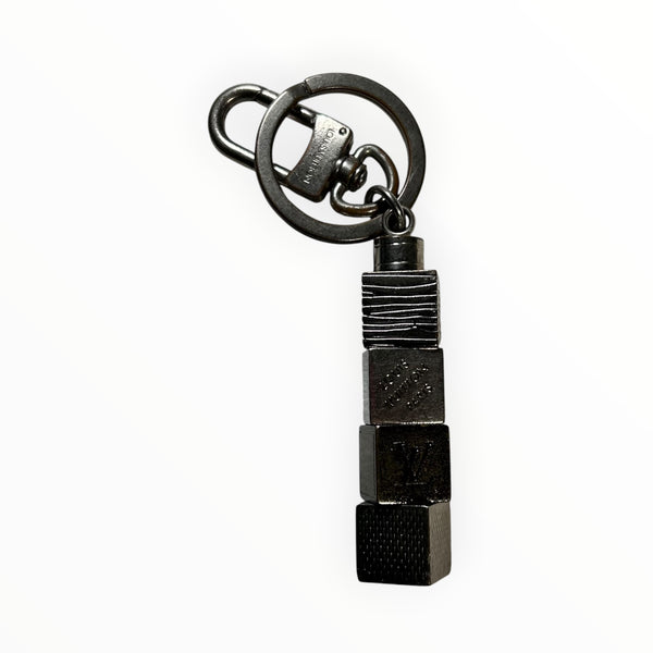 Porte-clés Secondstore Louis Vuitton en métal argenté sombre avec design géométrique de cubes gravés et mousqueton