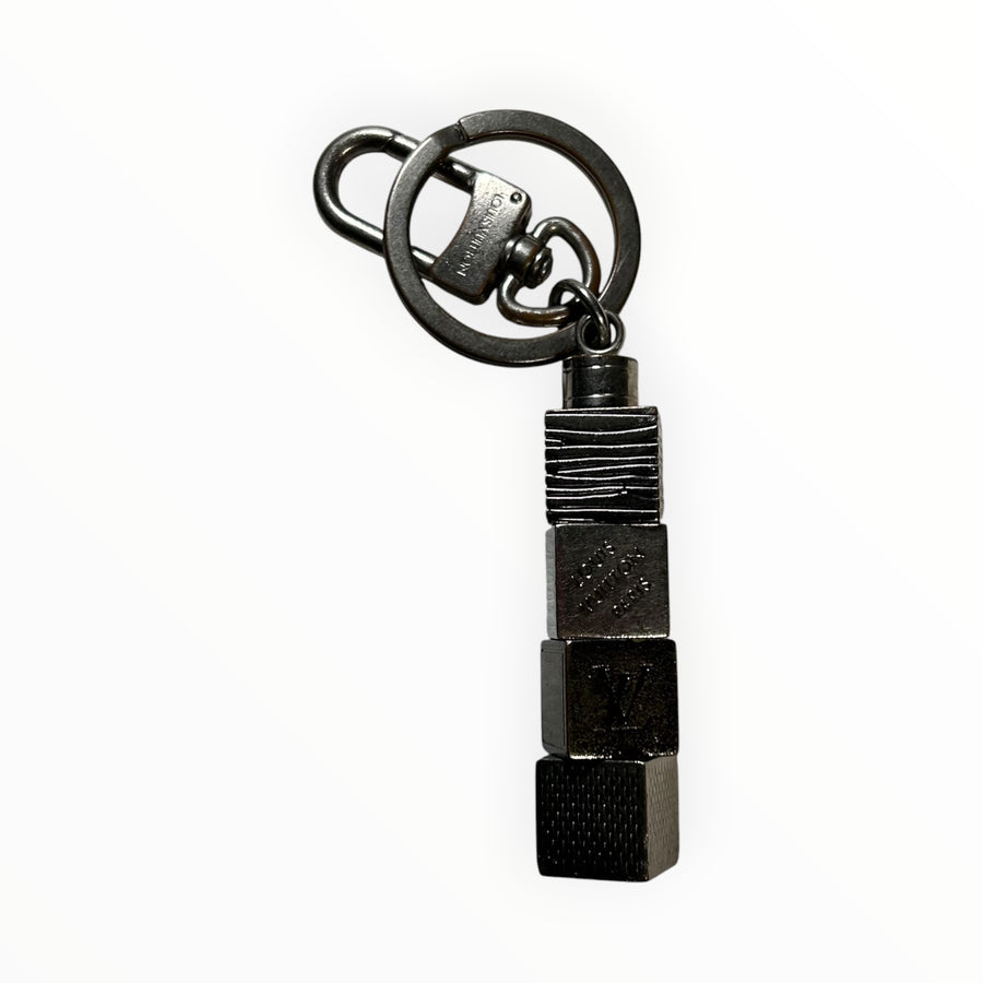 Porte-clés Secondstore Louis Vuitton en métal argenté sombre avec design géométrique de cubes gravés et mousqueton