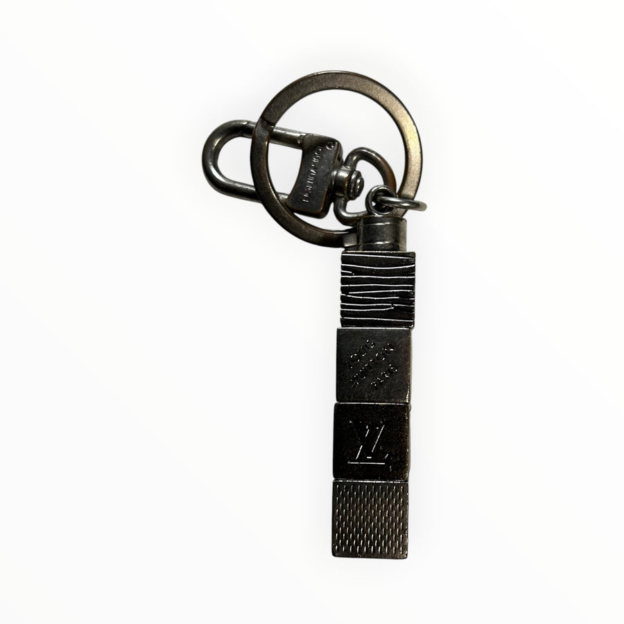 Porte-clés Secondstore Louis Vuitton en métal argenté sombre avec cubes géométriques gravés et mousqueton robuste