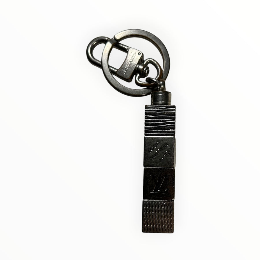 Porte-clés Secondstore Louis Vuitton en métal argenté sombre avec design géométrique en cubes gravés et mousqueton