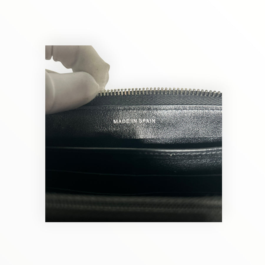 Intérieur du portefeuille Secondstore Chanel en cuir noir avec inscription Made in Spain et fermeture éclair
