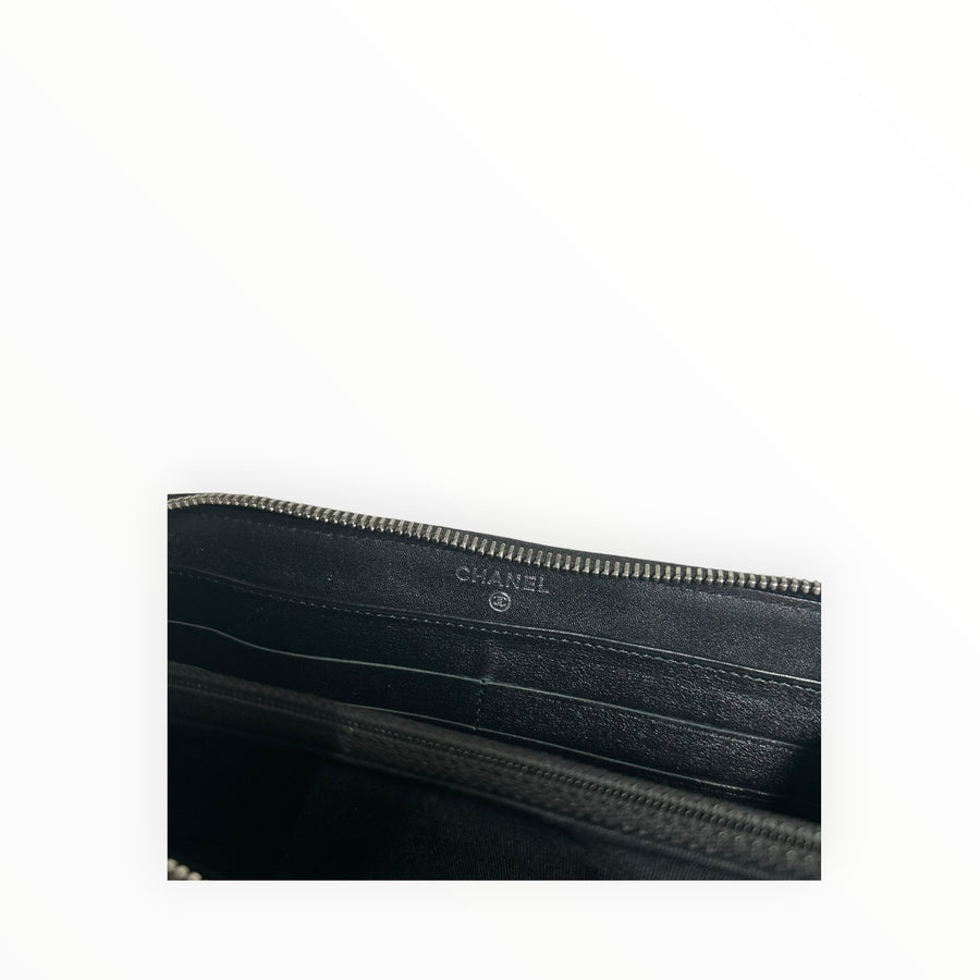 Intérieur du portefeuille Secondstore Chanel matelassé en cuir noir avec logo embossé et compartiments organisés