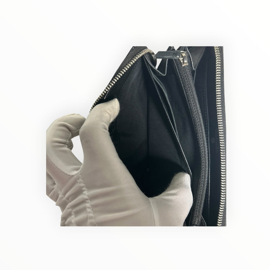 Intérieur du portefeuille Secondstore Chanel matelassé en cuir verni noir avec compartiments zippés et poches