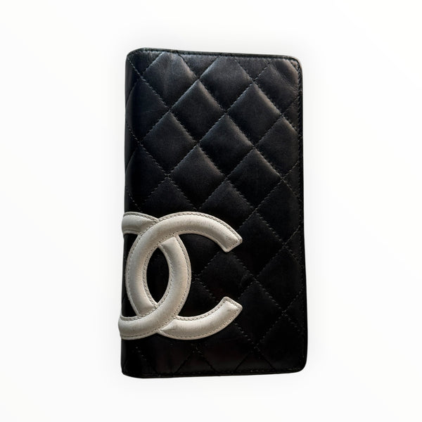 Portefeuille long Secondstore Chanel matelassé en cuir noir avec grand logo CC blanc contrastant sur le rabat