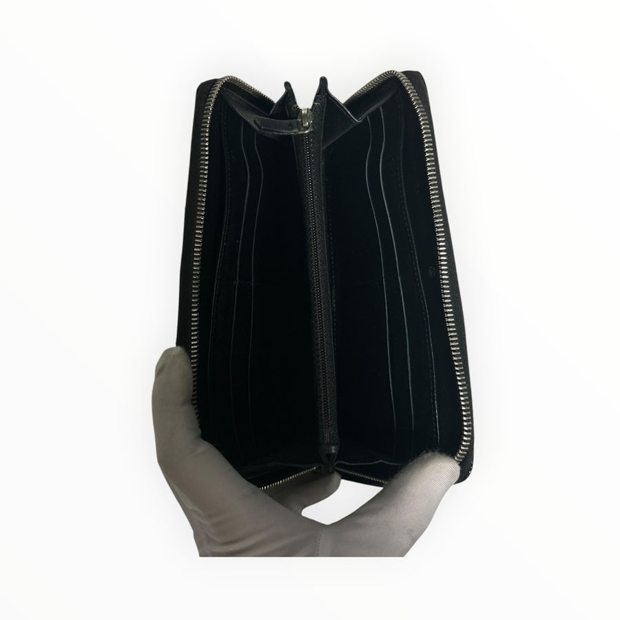 Portefeuille Secondstore Chanel matelassé noir en cuir verni ouvert avec compartiments et fermeture éclair