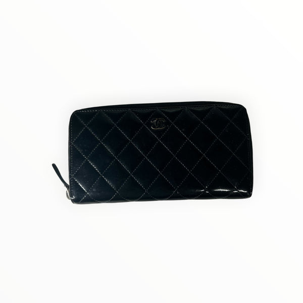 Portefeuille Secondstore Chanel matelassé en cuir verni noir avec logo CC emblématique et fermeture éclair