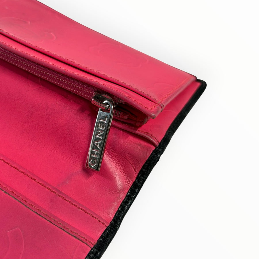 Portefeuille long Secondstore CHANEL en cuir rose vif avec fermeture éclair argentée gravée et motif monogramme CC