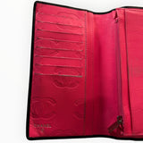Intérieur du portefeuille long Secondstore CHANEL en cuir rose vif avec monogramme embossé et compartiments cartes