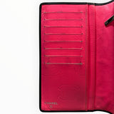 Intérieur de portefeuille long Secondstore Chanel en cuir rose vif avec fentes pour cartes et logo CC embossé